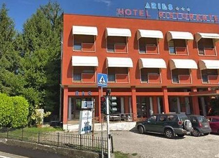 Aries Hotell Lesa Eksteriør bilde
